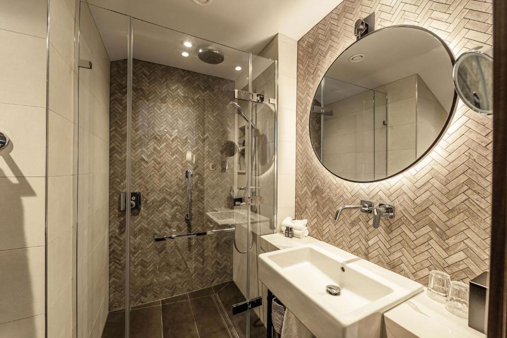 Een badkamer bij The Fellows House Cambridge, Curio Collection By Hilton