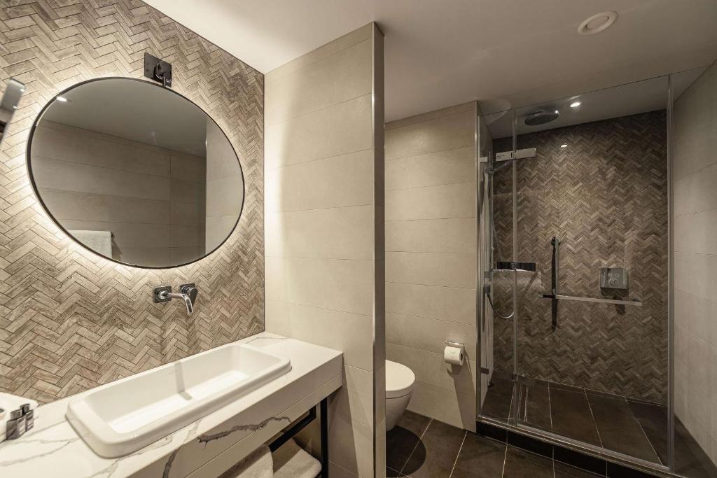 Een badkamer bij The Fellows House Cambridge, Curio Collection By Hilton
