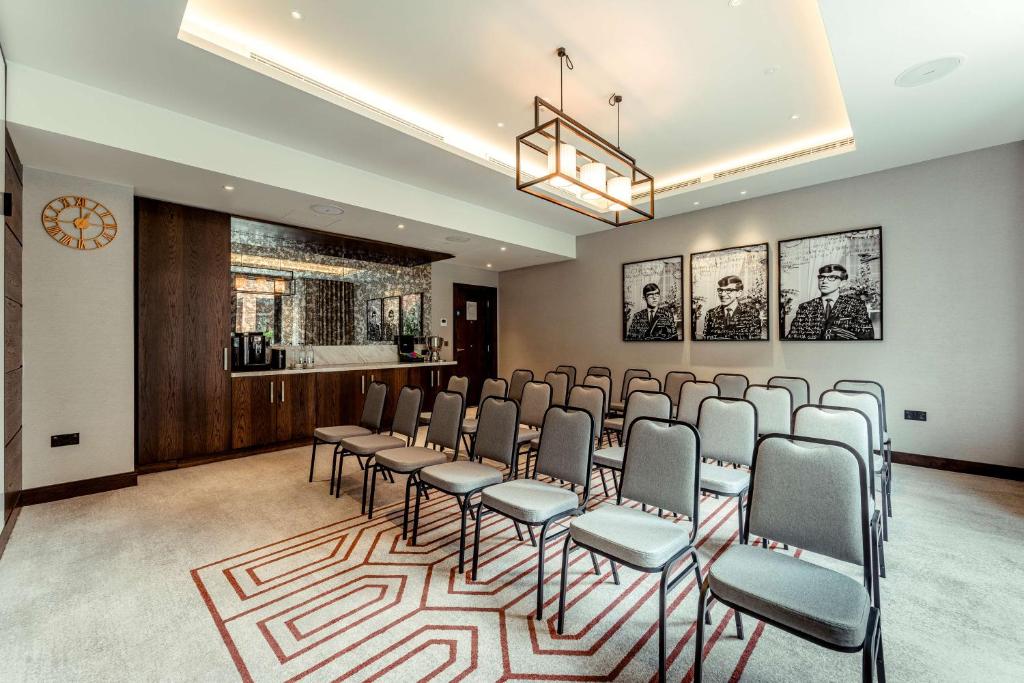 een kamer met veel stoelen erin bij The Fellows House Cambridge, Curio Collection By Hilton in Cambridge