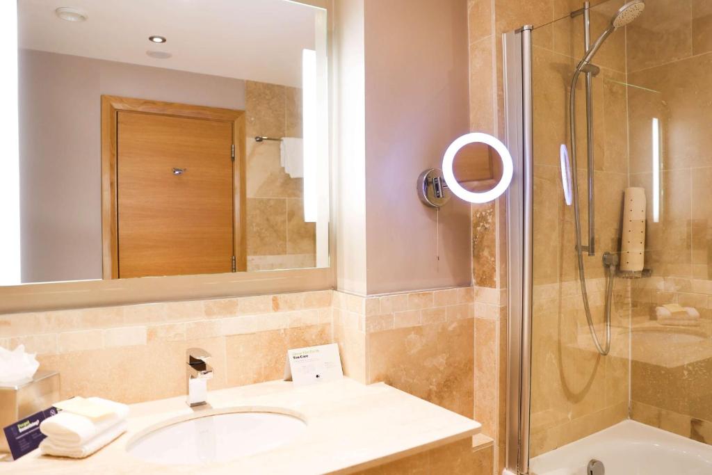 Koupelna v ubytování DoubleTree By Hilton Milton Keynes