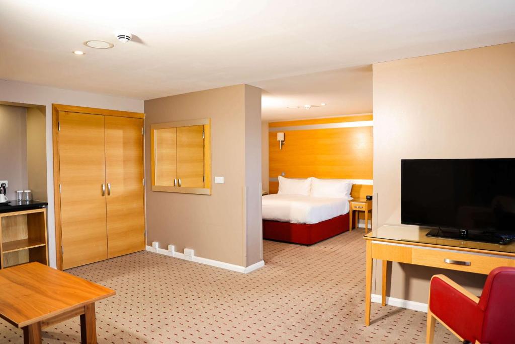 TV a/nebo společenská místnost v ubytování DoubleTree By Hilton Milton Keynes