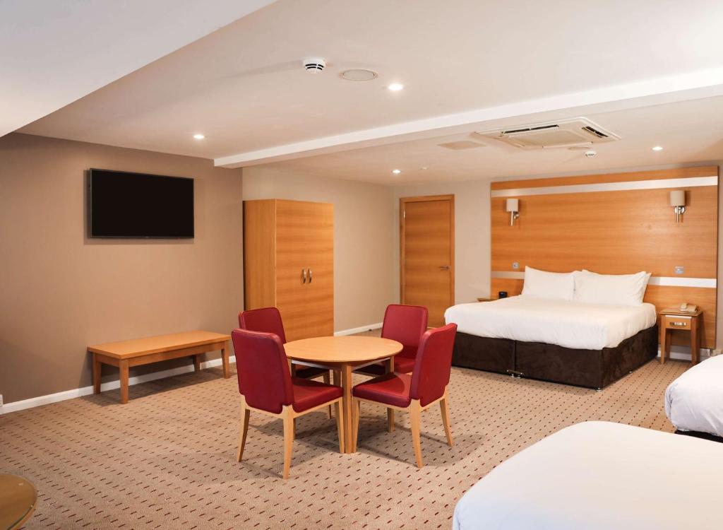 Postel nebo postele na pokoji v ubytování DoubleTree By Hilton Milton Keynes
