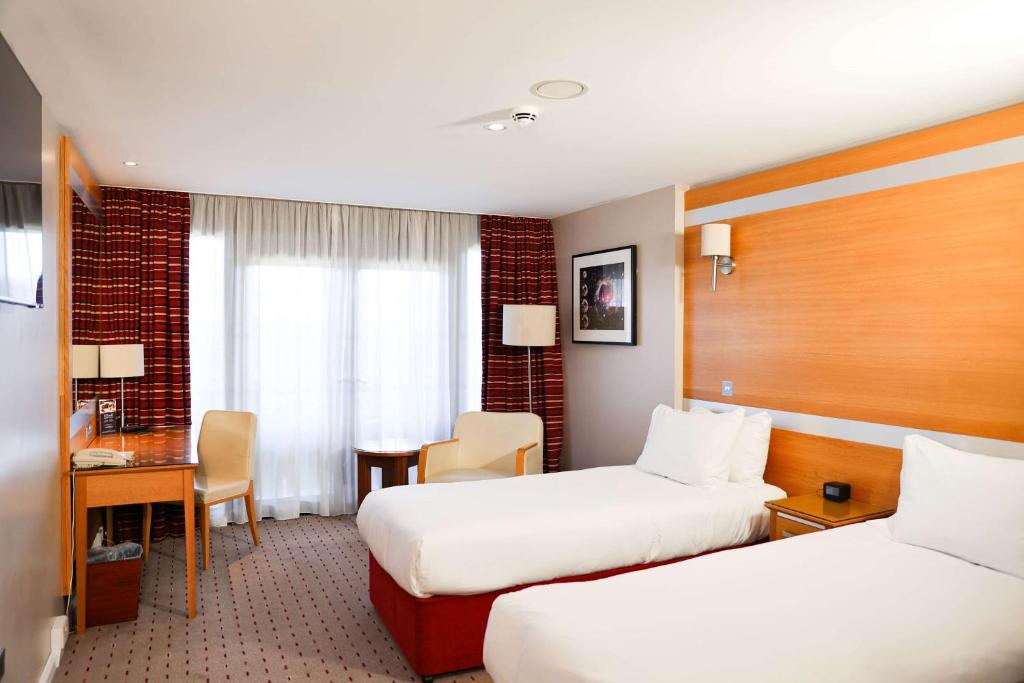 Postel nebo postele na pokoji v ubytování DoubleTree By Hilton Milton Keynes