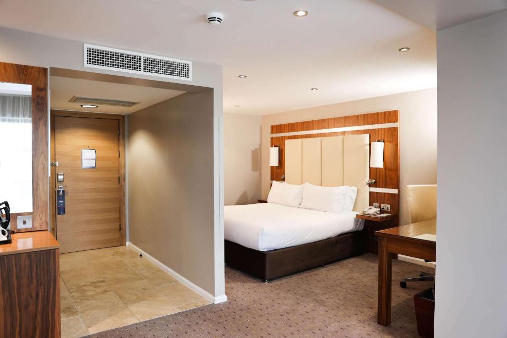 Postel nebo postele na pokoji v ubytování DoubleTree By Hilton Milton Keynes