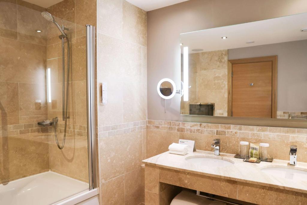 Koupelna v ubytování DoubleTree By Hilton Milton Keynes