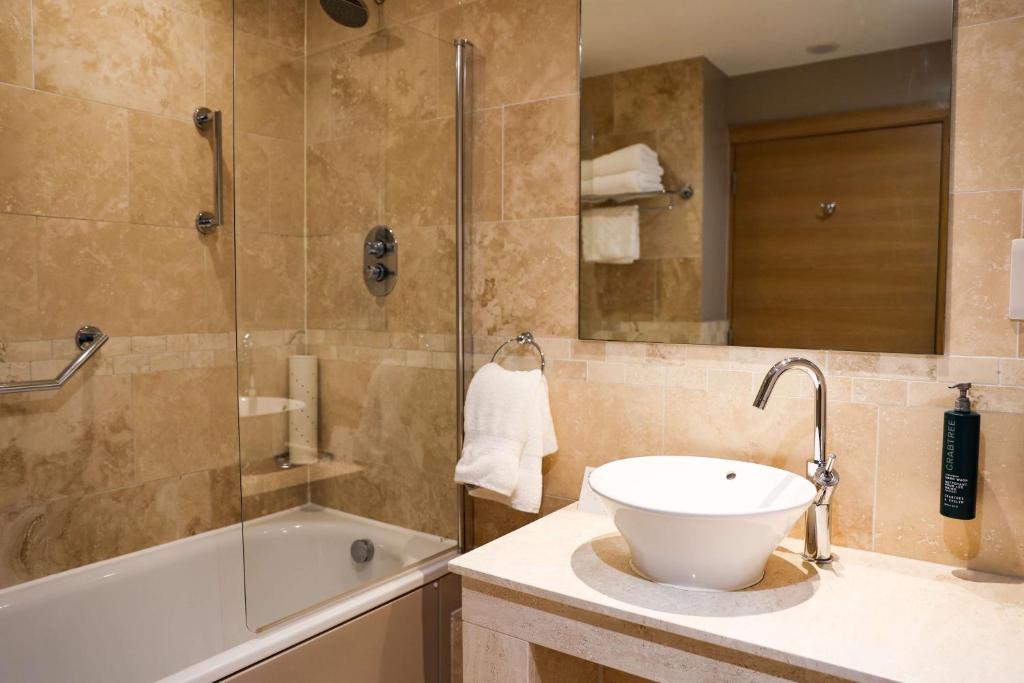 Koupelna v ubytování DoubleTree By Hilton Milton Keynes