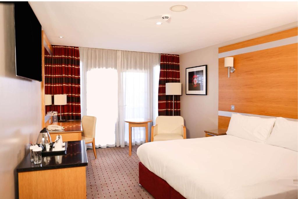 Postel nebo postele na pokoji v ubytování DoubleTree By Hilton Milton Keynes