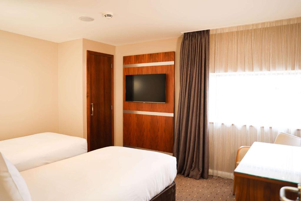Postel nebo postele na pokoji v ubytování DoubleTree By Hilton Milton Keynes