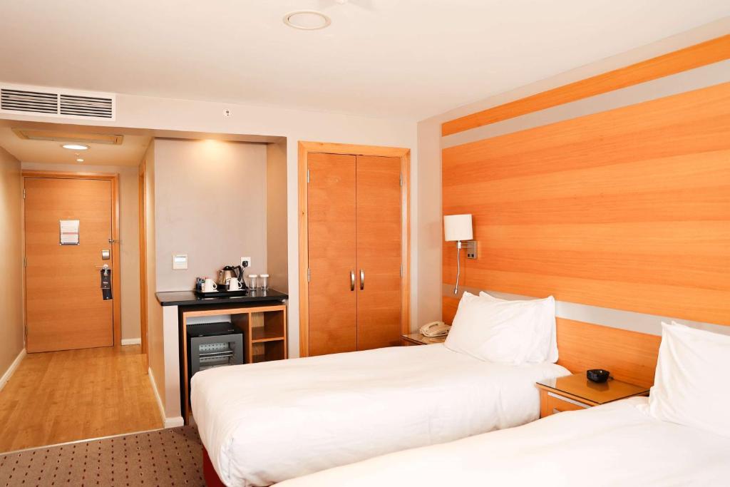 Postel nebo postele na pokoji v ubytování DoubleTree By Hilton Milton Keynes
