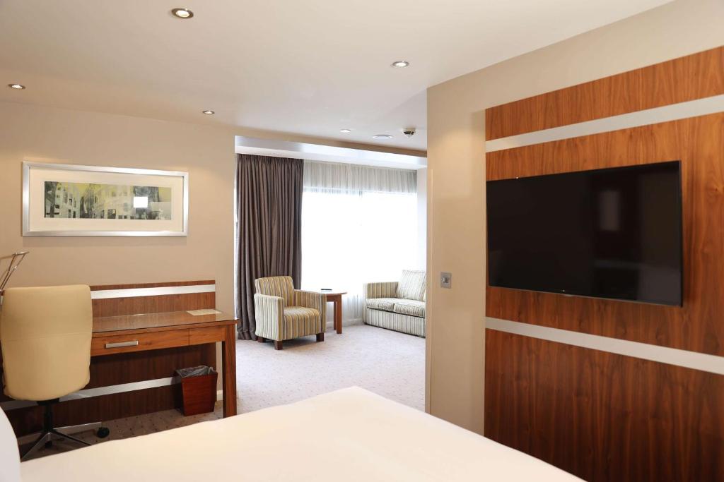TV a/nebo společenská místnost v ubytování DoubleTree By Hilton Milton Keynes