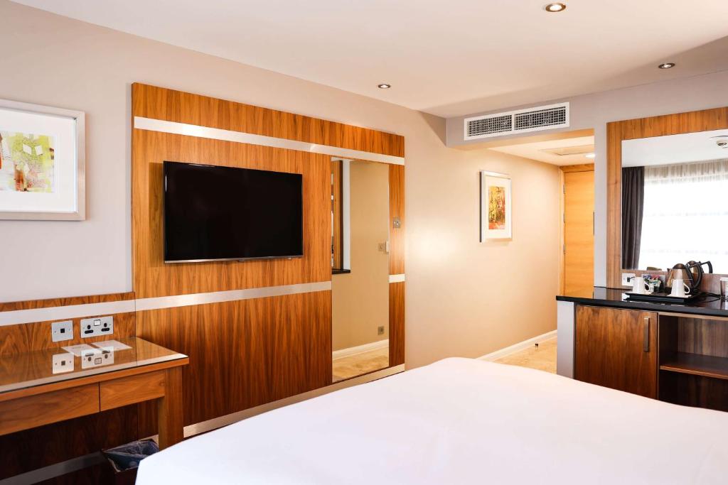 TV a/nebo společenská místnost v ubytování DoubleTree By Hilton Milton Keynes