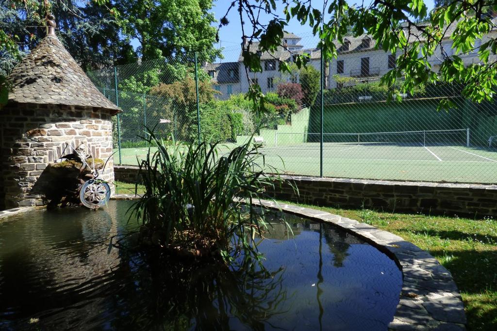 Tennis- og/eða veggtennisaðstaða á Hôtel du Lion d'Or eða í nágrenninu