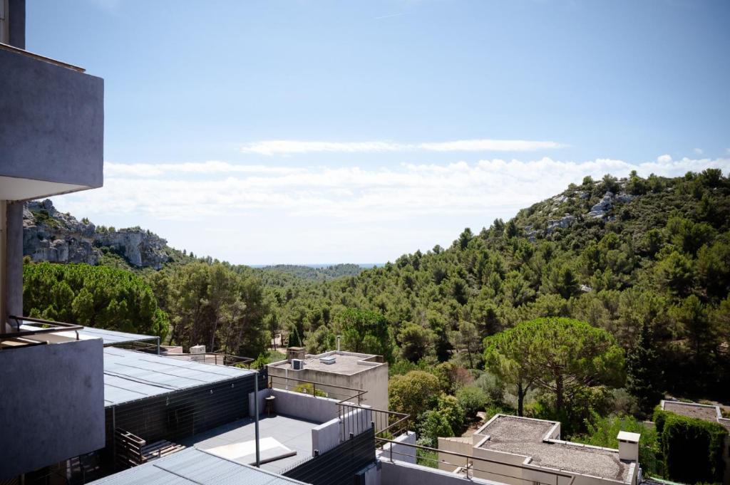 vom Balkon eines Gebäudes aus genießen Sie Bergblick. in der Unterkunft studio meublé vue exceptionnelle in Les Baux-de-Provence
