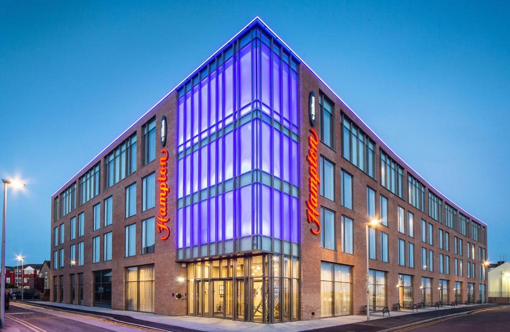 ブラックプールにあるHampton By Hilton Blackpoolの側面に照明が付いた大きな建物