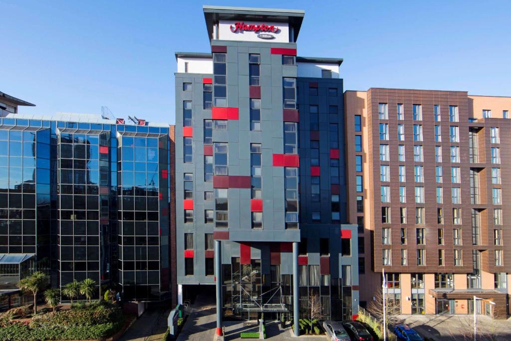 un edificio alto con un reloj encima en Hampton by Hilton London Croydon, en Croydon