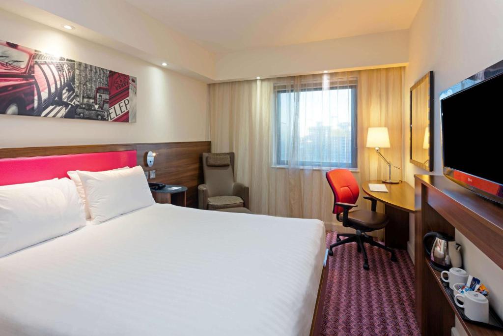 TV a/nebo společenská místnost v ubytování Hampton by Hilton London Croydon
