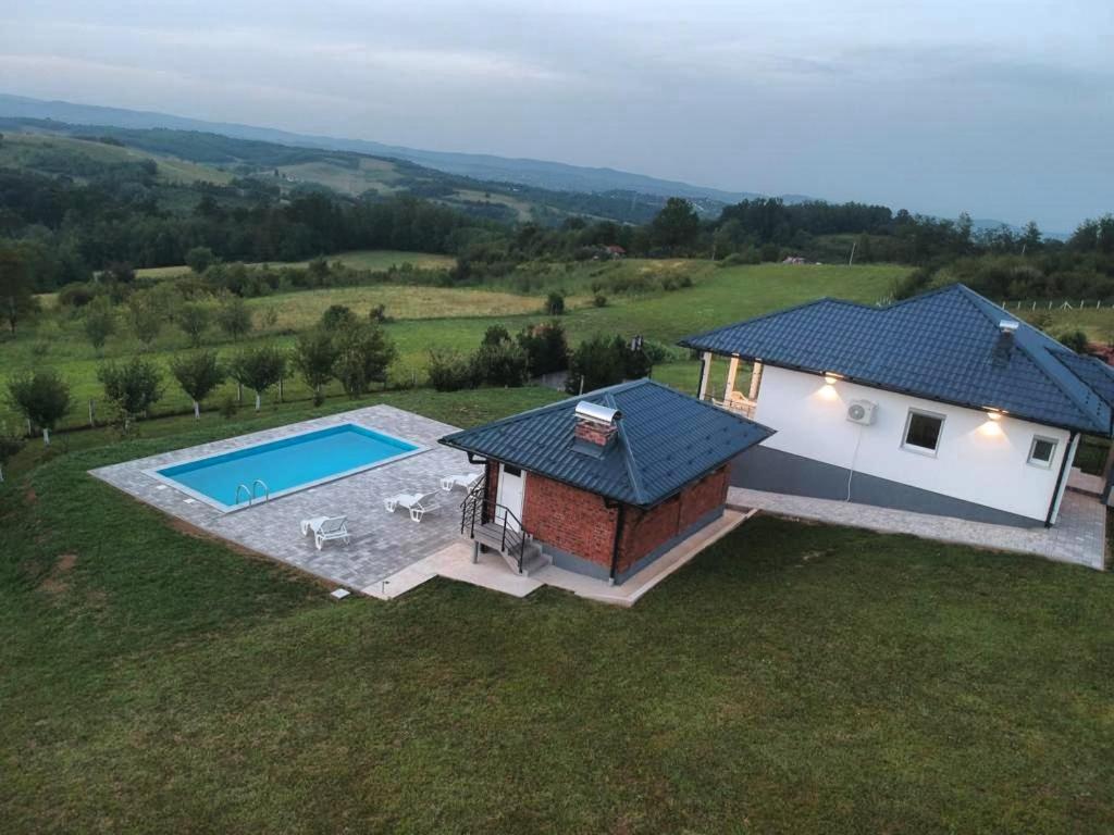 una vista aérea de una casa con piscina en Vikendica sa bazenom Staša en Banja Luka