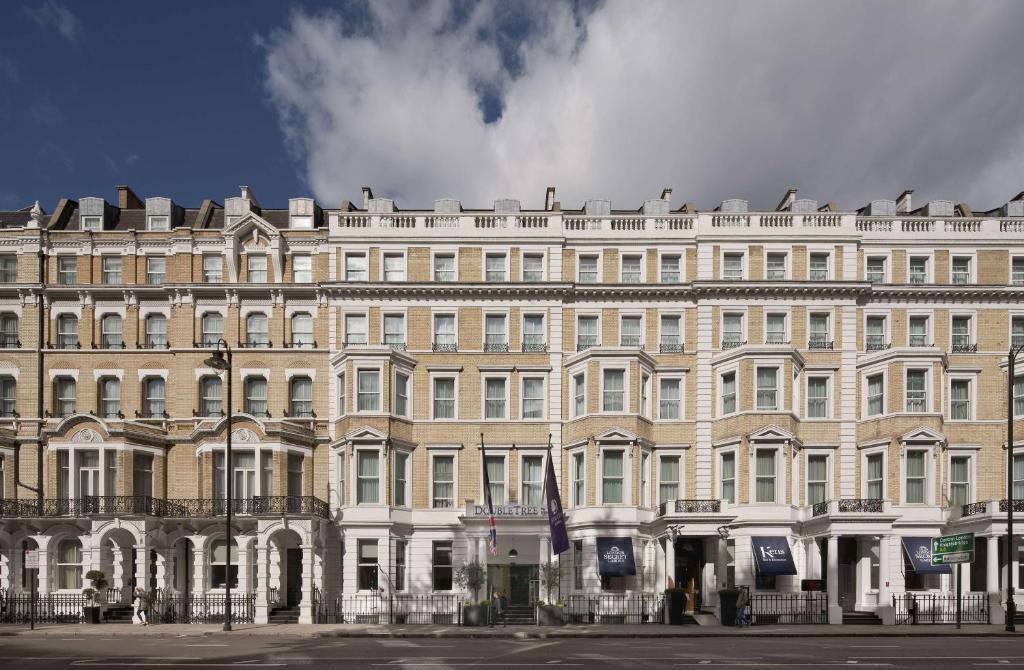 Doubletree By Hilton London Kensington في لندن: مبنى أبيض كبير مع الكثير من النوافذ