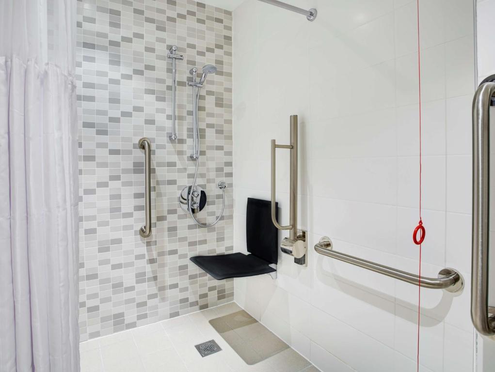 Hampton by Hilton Glasgow Central - Queen Room - Mobility Access