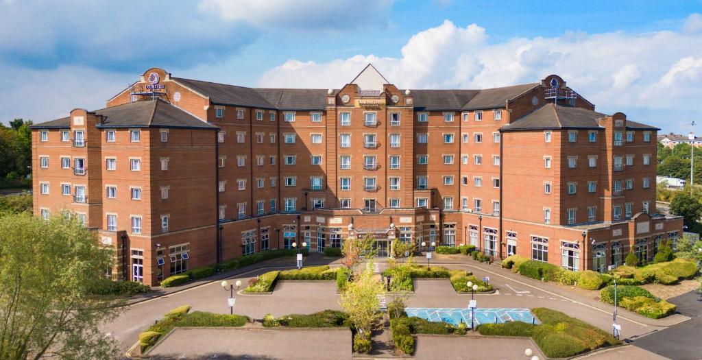 ダートフォードにあるDoubleTree by Hilton Dartford Bridgeの中庭付きの大きな赤レンガ造りの建物