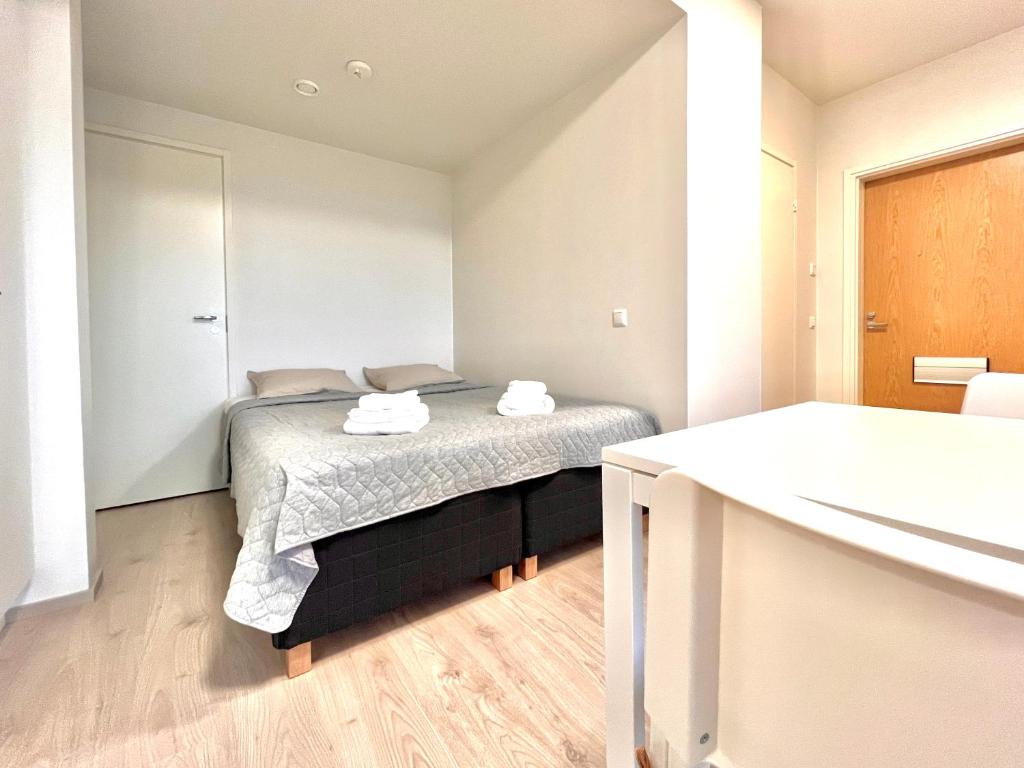 New studio apartment - next to Vuosaari metro and mall, self check-in tesisinde bir odada yatak veya yataklar