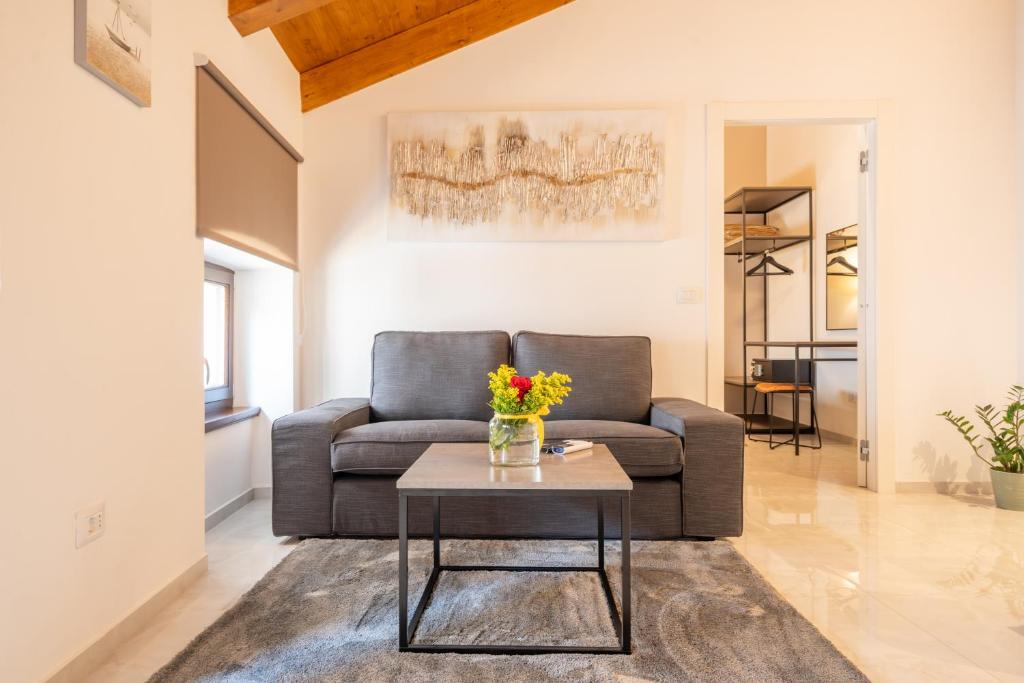 un soggiorno con divano e tavolo di AAA Apartments & Rooms a Pola (Pula)