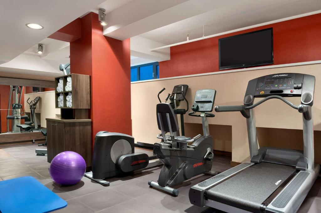 a fitness room with a treadmill and a gym at Hampton by Hilton Cluj-Napoca in Cluj-Napoca