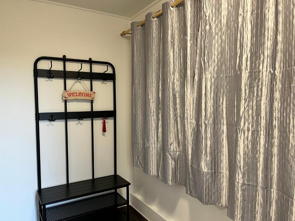 una camera con tenda per la doccia e mensola di Kozákov Apartmány - první patro a Kozákov
