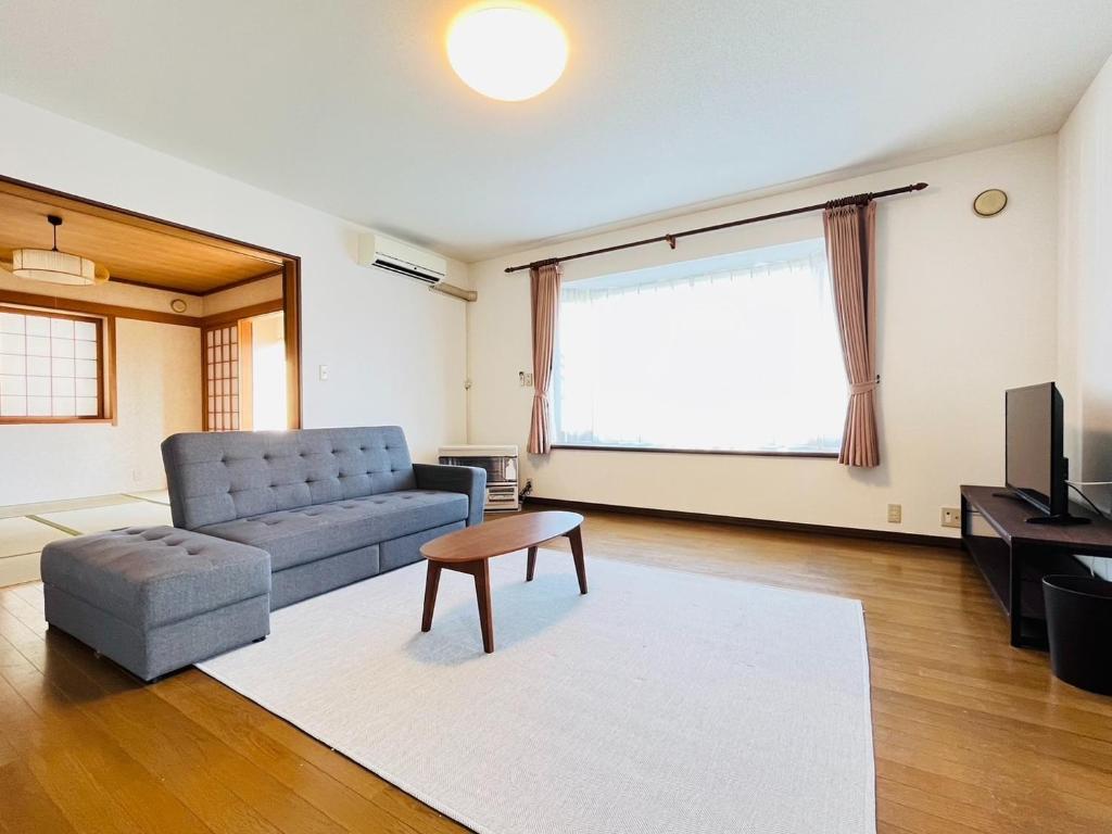 TaikiにあるMidoricho Guest House - Vacation STAY 15204のソファとテーブルのあるリビングルーム