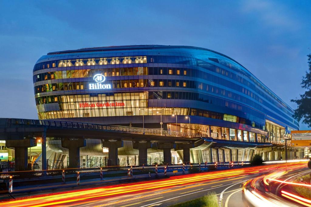 um edifício com um sinal na lateral em Hilton Garden Inn Frankfurt Airport em Frankfurt