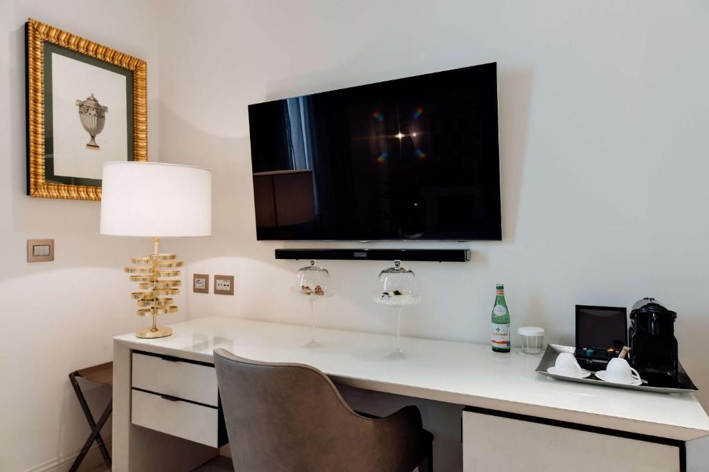 TV a/nebo společenská místnost v ubytování Aleph Rome Hotel, Curio Collection By Hilton