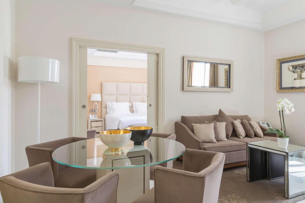 Posezení v ubytování Aleph Rome Hotel, Curio Collection By Hilton