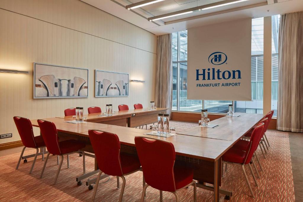Hilton Frankfurt Airport - Resim 42