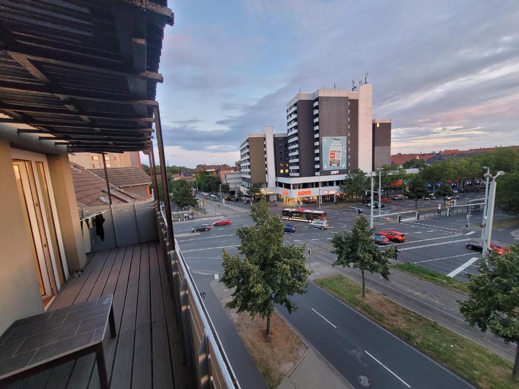 balcone con vista su una strada della città di Apartment mit Ausblick a Braunschweig
