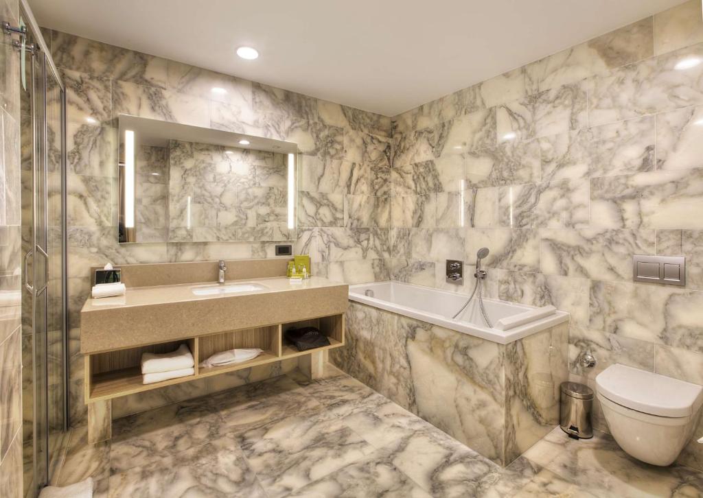 Ванная комната в Hilton Garden Inn Isparta