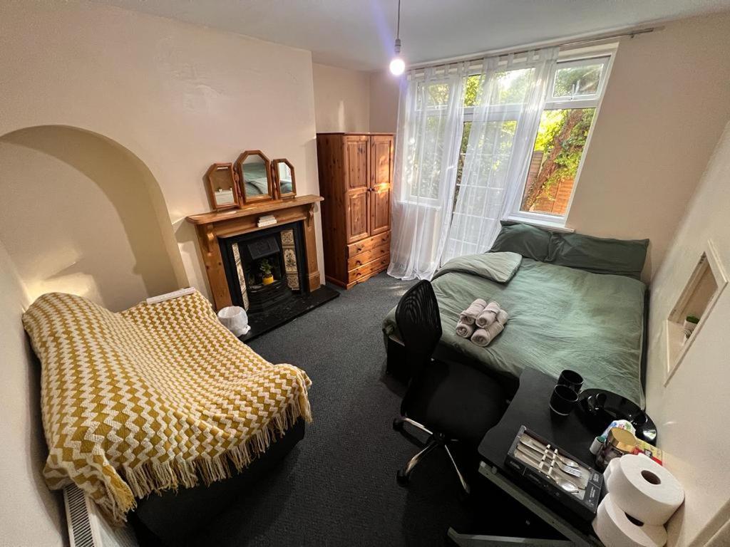 Nice Bedroom with Private Garden Woodleigh Avenue