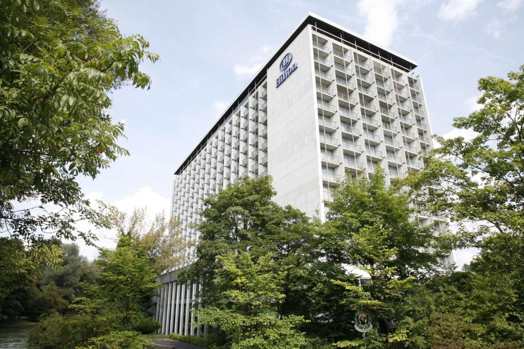 هيلتون ميونيخ بارك في ميونخ: صوره لمبنى الفندق بالاشجار