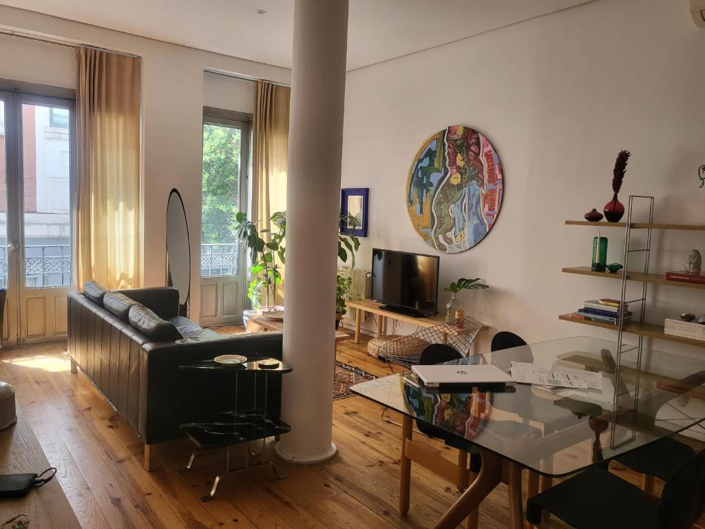 sala de estar con sofá y mesa en Apartamento Rosa Puerta del Sol (2) en Madrid