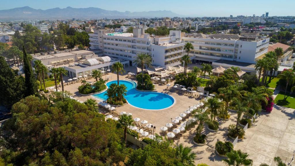 einen Luftblick auf ein Resort mit einem Pool in der Unterkunft Hilton Nicosia in Nikosia