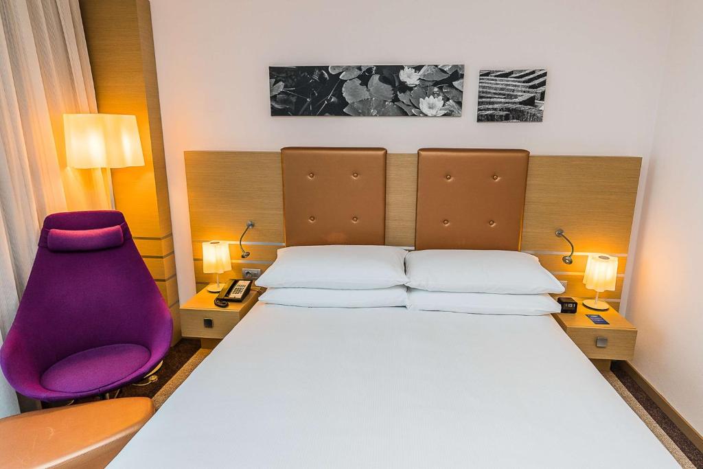 Postel nebo postele na pokoji v ubytování DoubleTree by Hilton Oradea