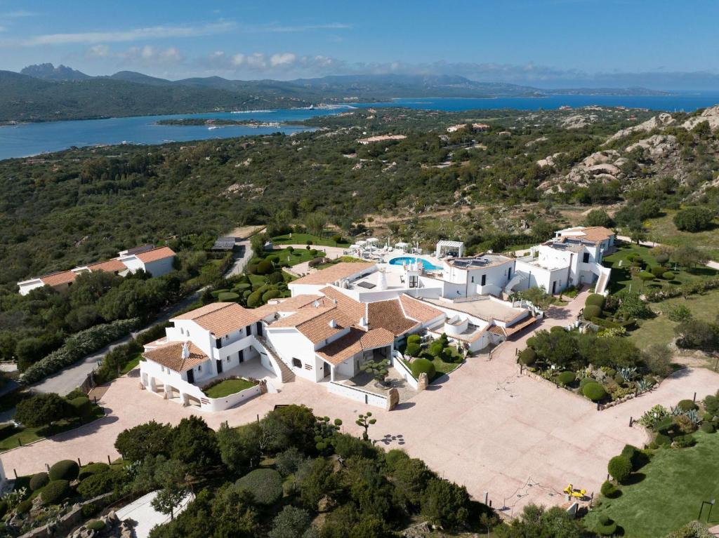 uma vista aérea de uma villa com um grande pátio em Sulià House Porto Rotondo, Curio Collection by Hilton em Porto Rotondo