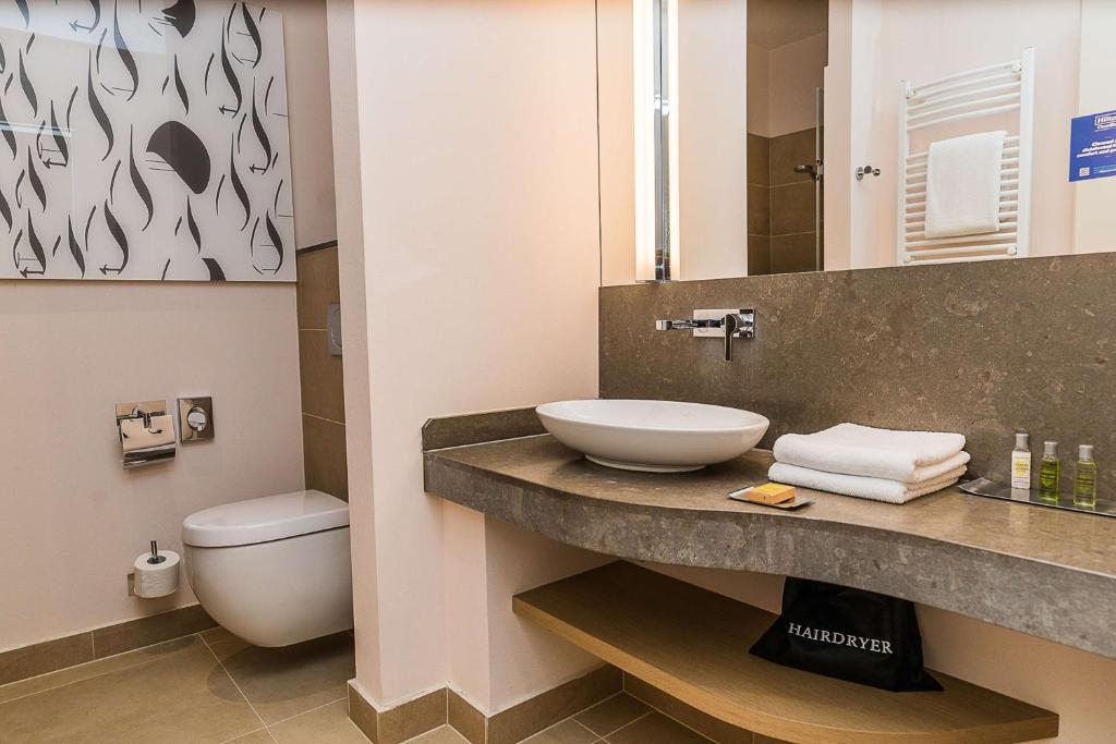 Koupelna v ubytování DoubleTree by Hilton Oradea