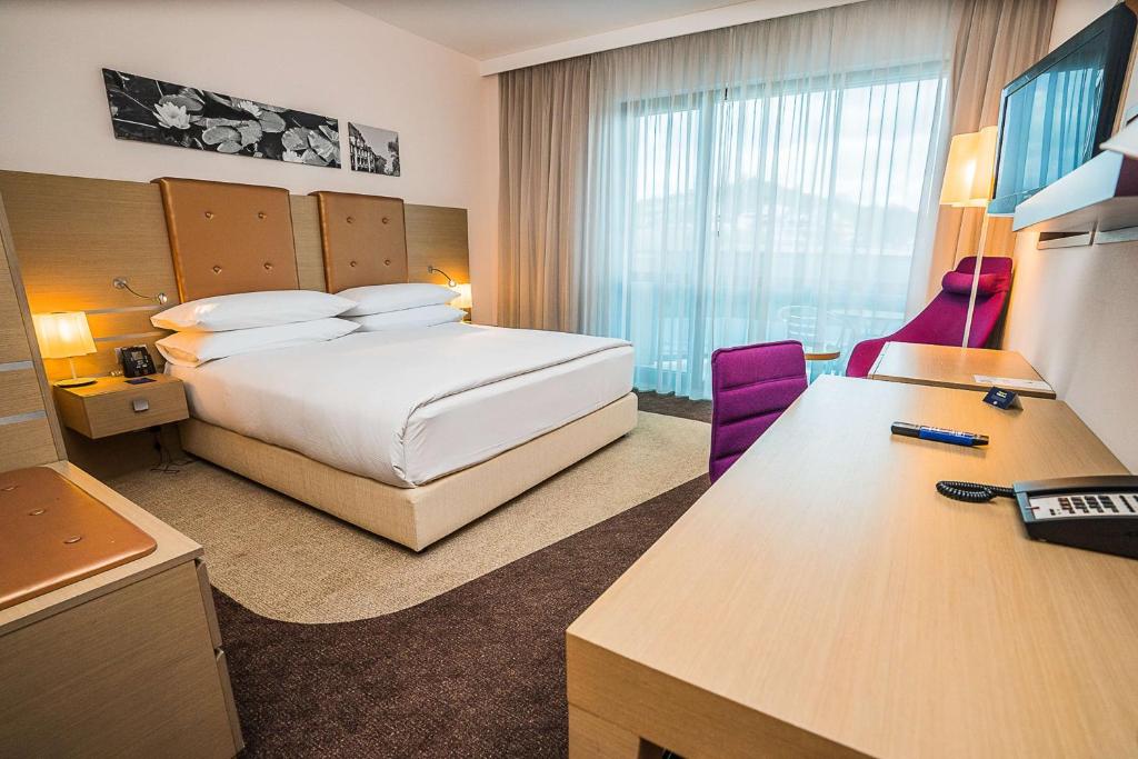 Postel nebo postele na pokoji v ubytování DoubleTree by Hilton Oradea
