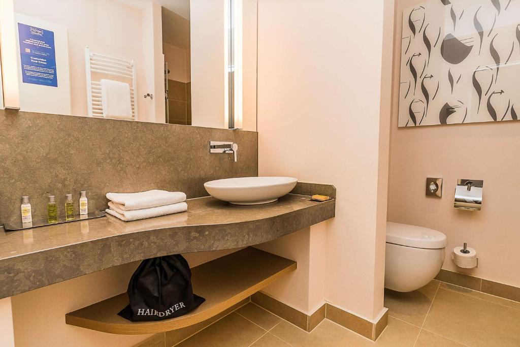 Koupelna v ubytování DoubleTree by Hilton Oradea