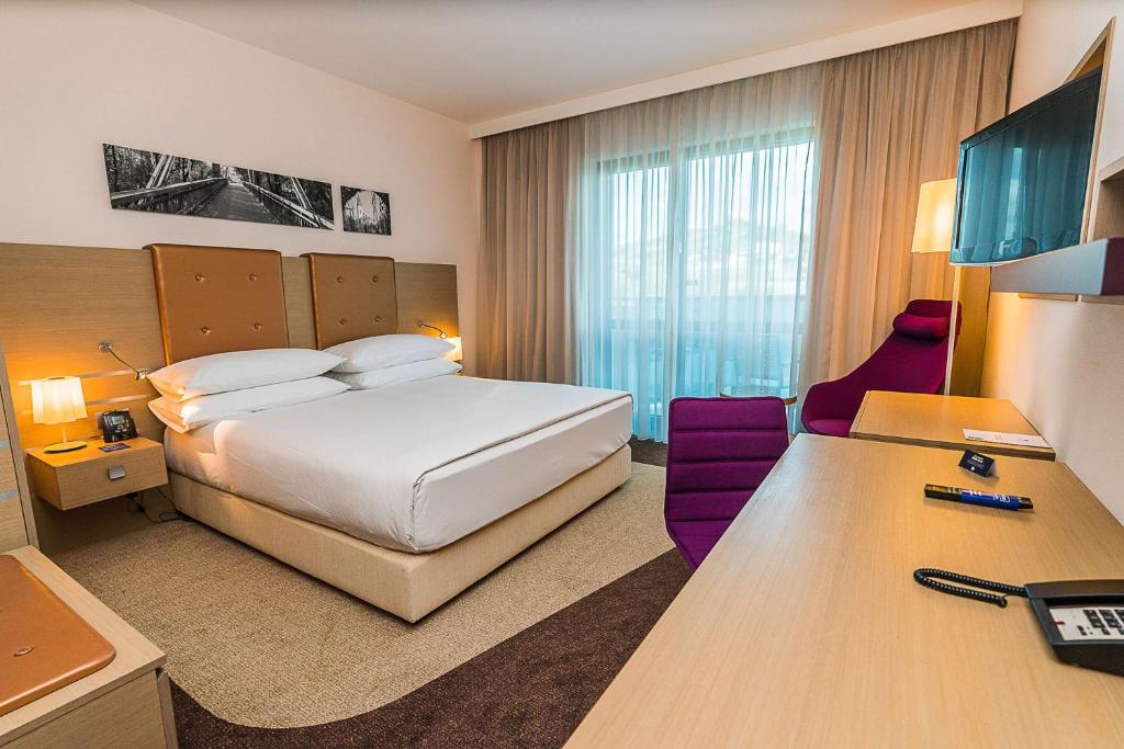 Postel nebo postele na pokoji v ubytování DoubleTree by Hilton Oradea