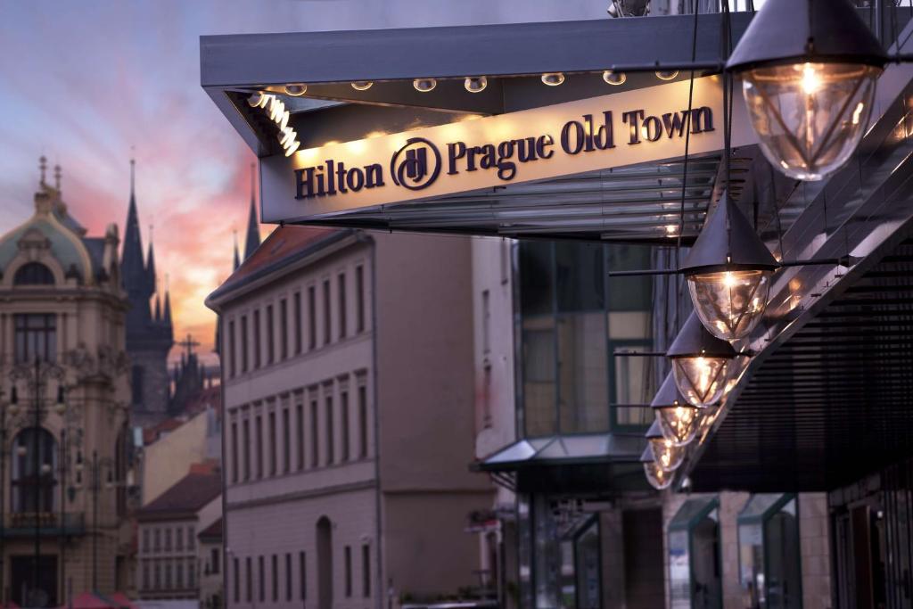 Un edificio con un cartel que lee el casco antiguo en Hilton Prague Old Town, en Praga