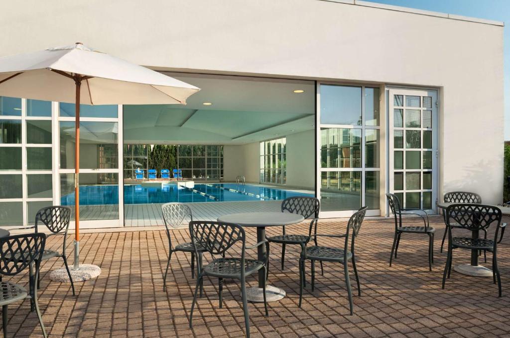 Bazén v ubytování Hilton Rome Airport nebo v jeho okolí