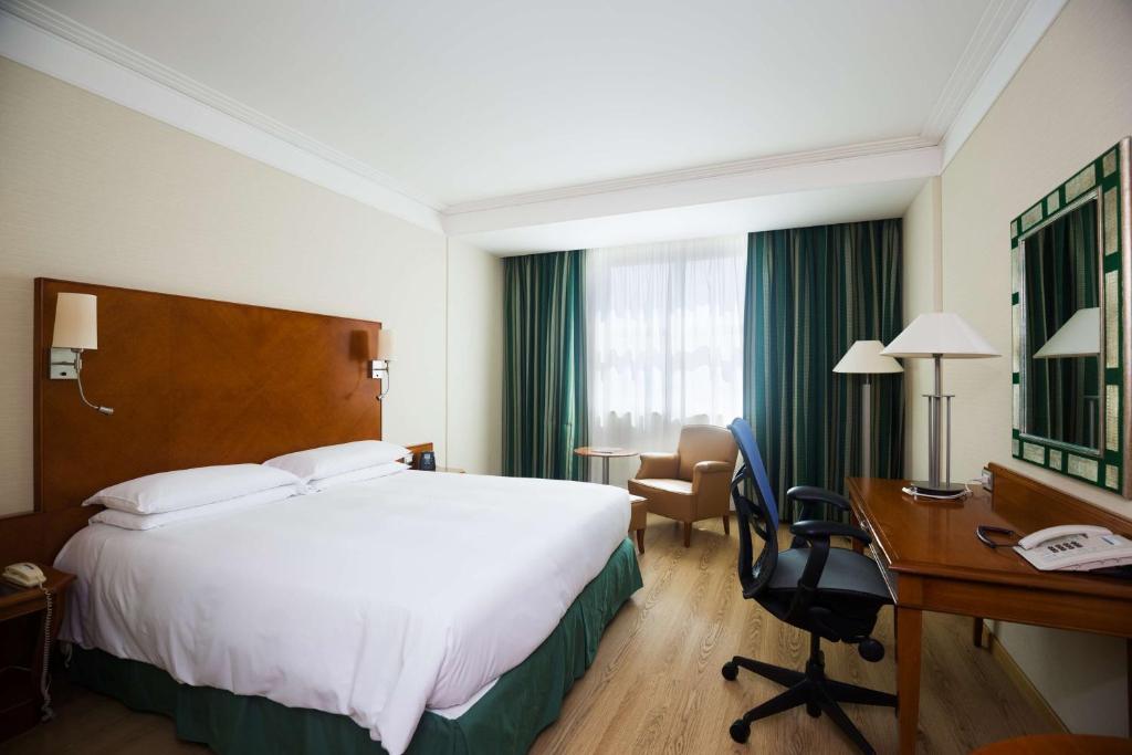 Postel nebo postele na pokoji v ubytování Hilton Rome Airport