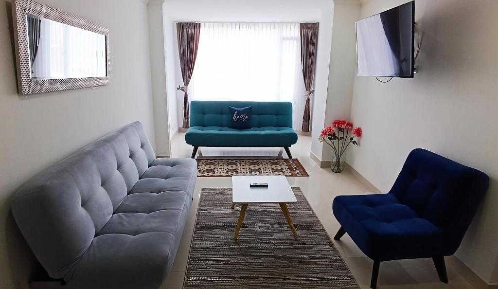 sala de estar con sofá y 2 sillas en Apartamento para descansar en Duitama