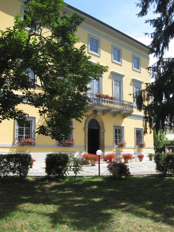 A garden outside B&B Villa Pardi Lucca